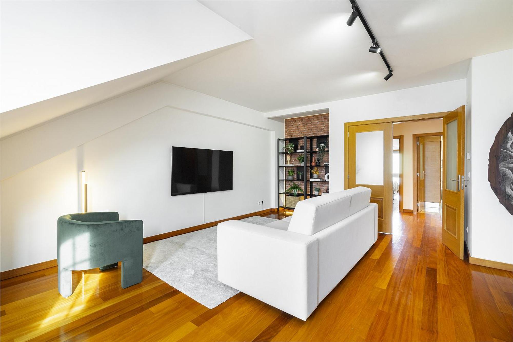 Apartment Whome Charming Urban Retreat With Skyline Views *