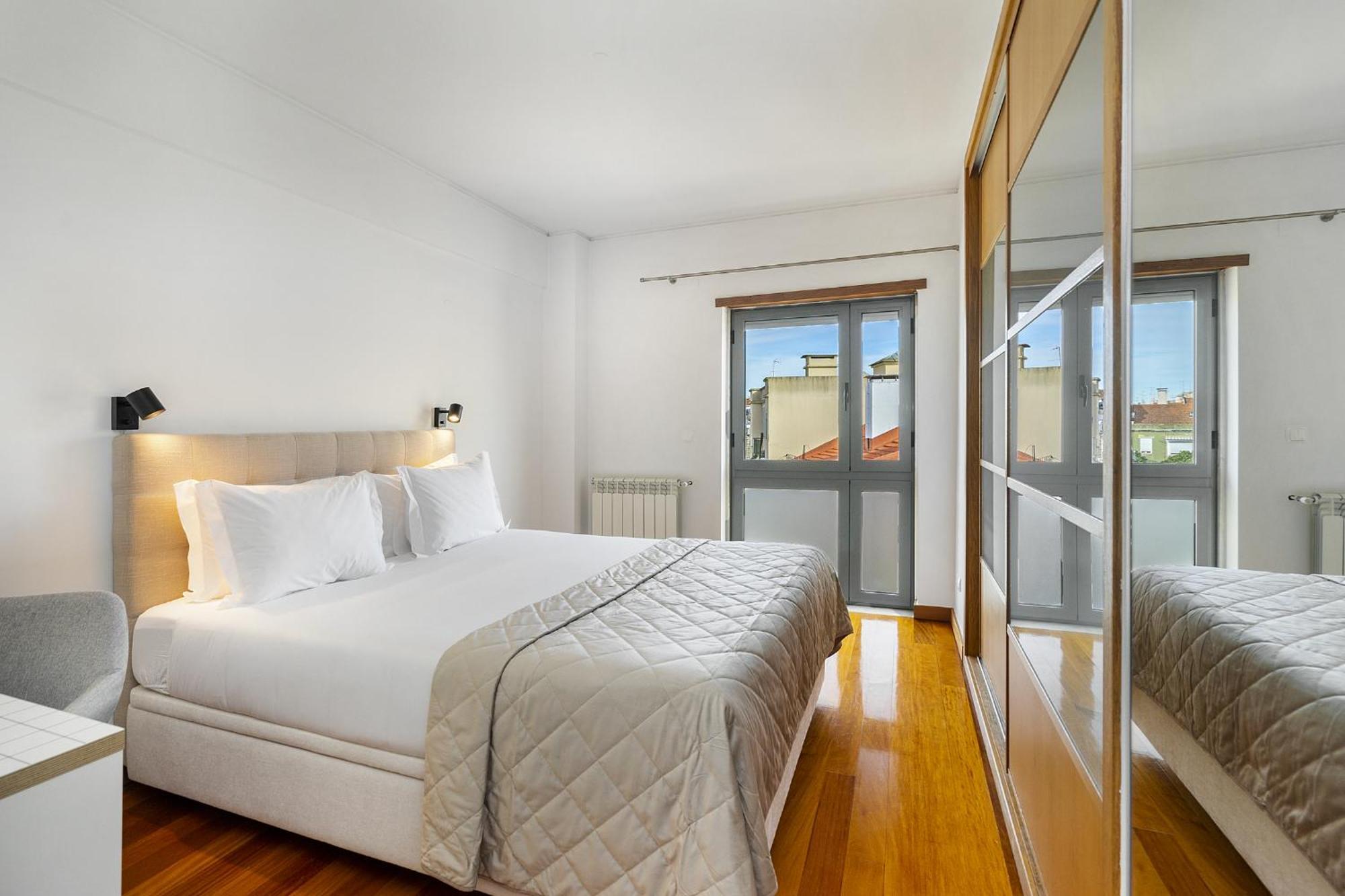Apartment Whome Charming Urban Retreat With Skyline Views